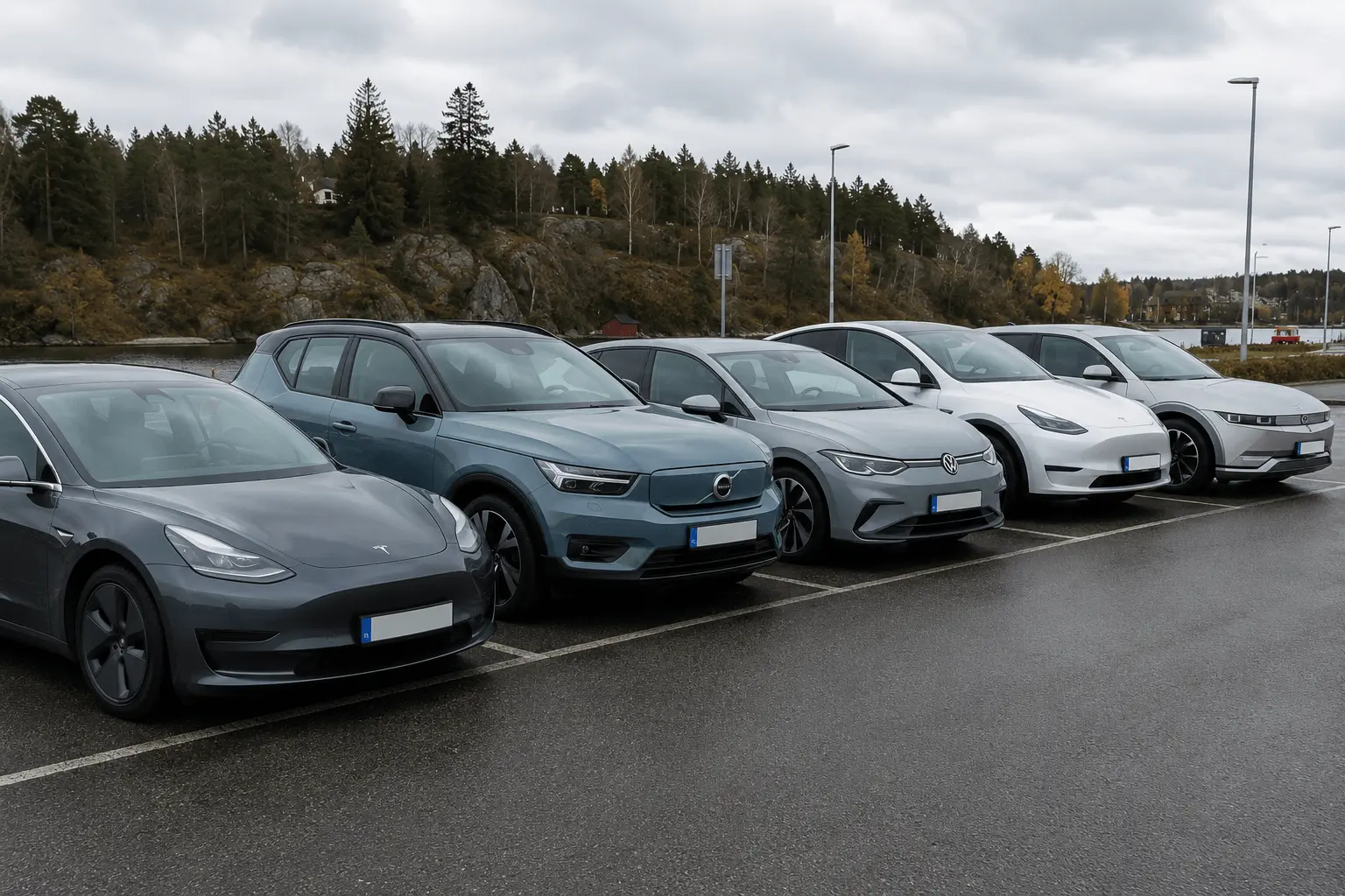 Fem populära elbilar på en parkeringsplats – Tesla, Volvo och Volkswagen