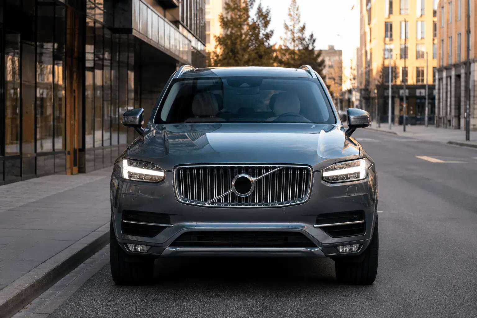 Volvo XC90 generation 2 från 2015 parkerad i en urban miljö - frontvy med karakteristisk T-formad LED-strålkastare