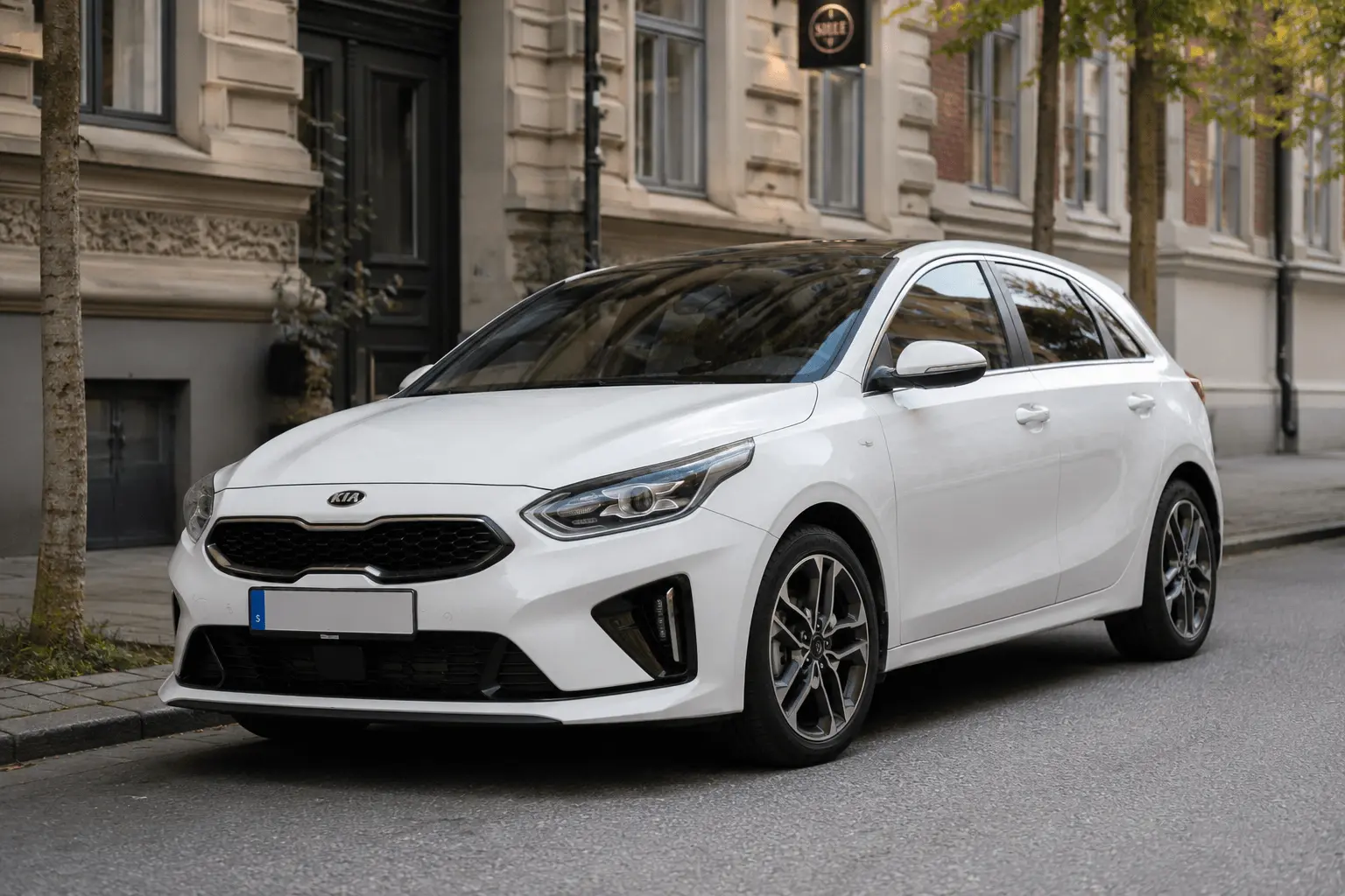 Kia Ceed halvkombi i vitt parkerad på stadsgata - tredje generationen 2018–2026