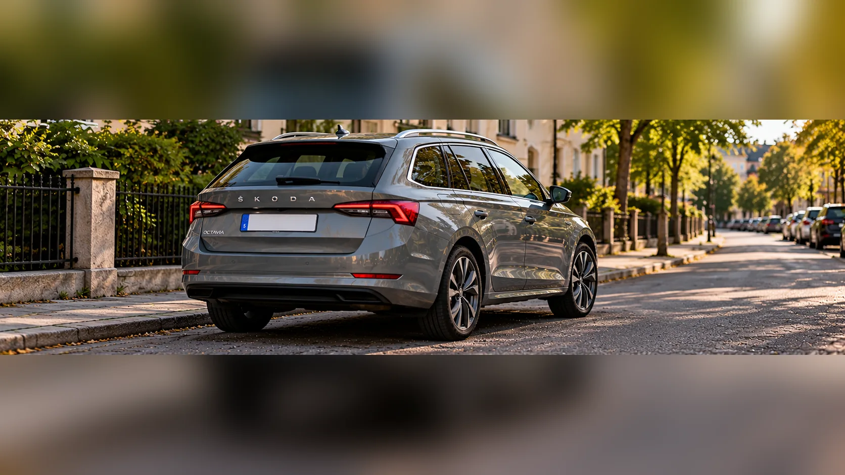 Begagnad Skoda Octavia kombi parkerad på en svensk gata
